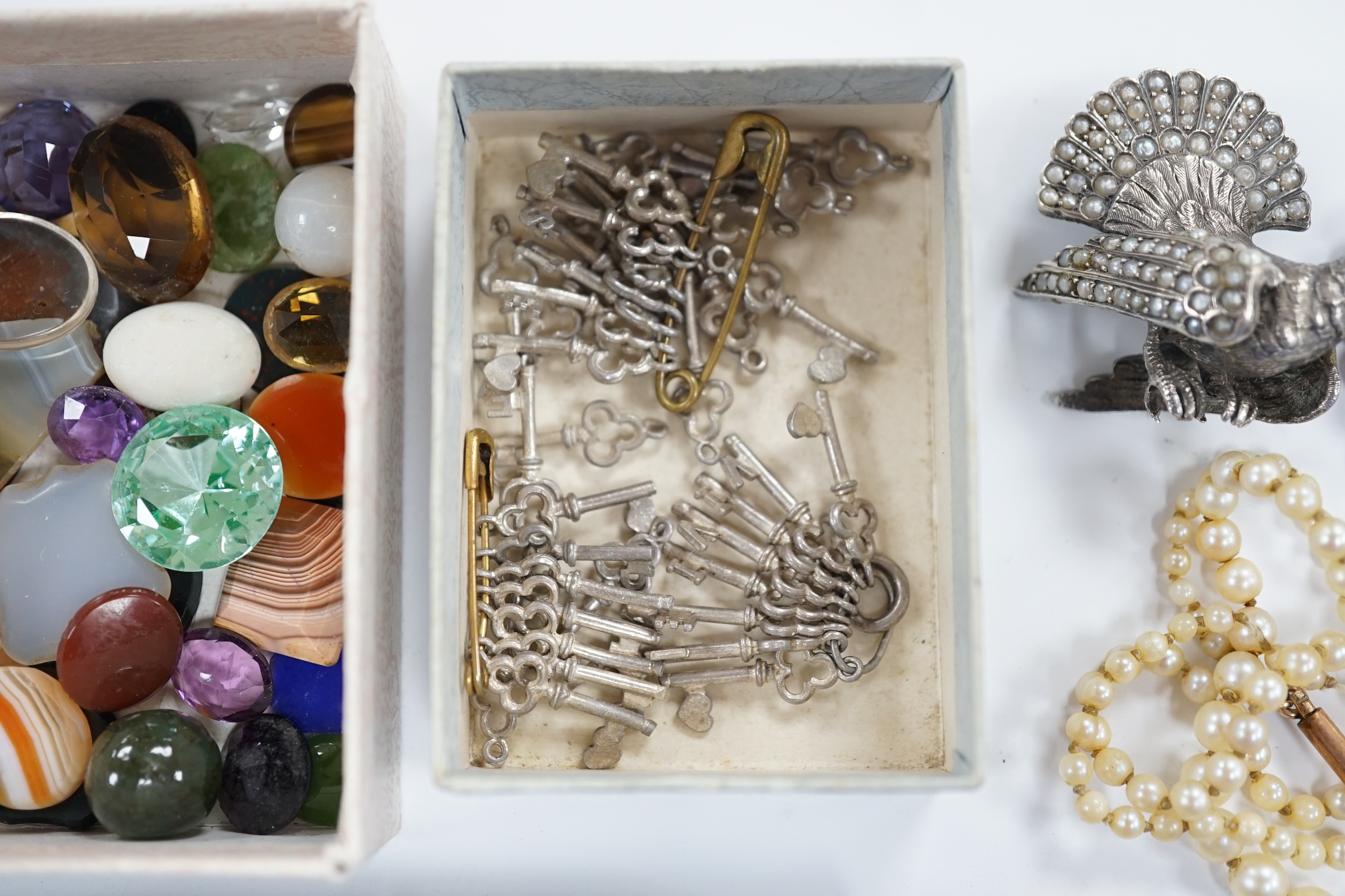 A quantity of assorted jewellery, including garner bead necklace(a.f.), unmounted stones including agate, key charms with letters, cultured pearl necklace and a yellow metal, turquoise and seed pearl set ring, etc.